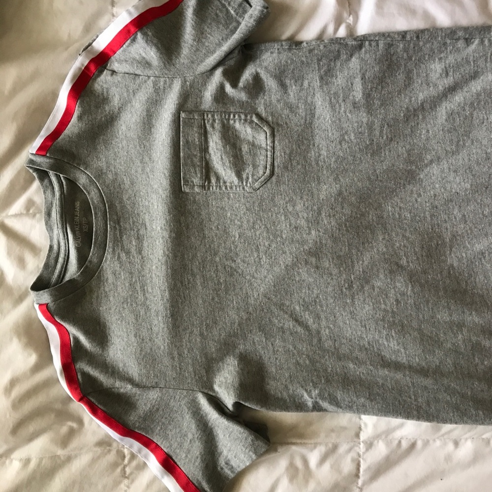 Cute grey CK sports tee!